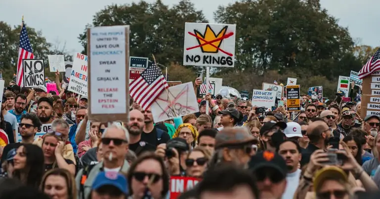শিকাগোর গ্রান্ট পার্কে ‘নো কিংস ডে’ বিক্ষোভে জড়ো হন বিক্ষোভকারীরা